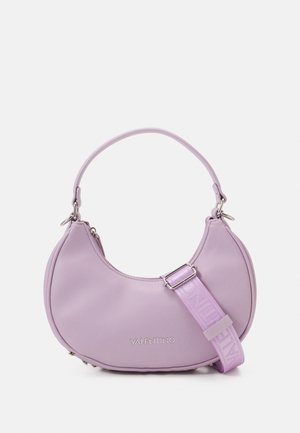 Lavendel kleurenhandtas in de vorm van een halve maan met een handvat aan de bovenkant en een verstelbare schouderriem, geborduurd Valentino-logo aan de voorkant, zilverkleurige hardware accenten.