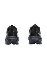 Paire de chaussures de trail noires avec des semelles épaisses et robustes, arborant le logo "Jack Wolfskin" sur le talon, vues de dos sur un fond blanc.