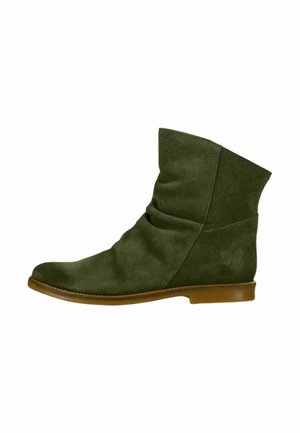 Grüne Wildleder-Stiefelette mit leicht gerafftem Design, runder Zehenpartie und einer flachen braunen Sohle, die ein kleines Schmetterlingslogo an der Ferse ziert.