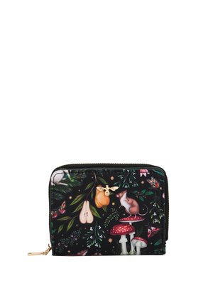 Pequeña cartera negra con cremallera con estampado colorido de naturaleza que presenta ratones, setas rojas, hojas, peras y un tirador dorado en forma de abeja.