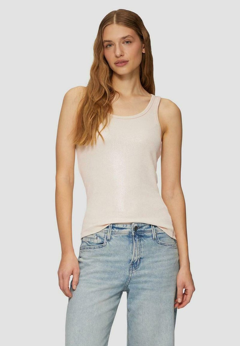 Helles rosa Tanktop mit glatter Textur, runder Ausschnitt und dünnen Trägern, kombiniert mit hellblauen Denim-Jeans. Schlichtes, figurbetontes Design.