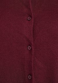 Burgunderroter Strickcardigan mit fünf Knöpfen, geripptem Muster und glatter Oberfläche. Verfügt über einen klassischen Rundhalsausschnitt und eine maßgeschneiderte Passform.