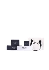De verpakkingsset bestaat uit twee donkerblauwe dozen en drie witte dozen, allemaal met het reliëflogo "MYC PARIS"; de bijbehorende witte tas heeft zwarte handvatten.