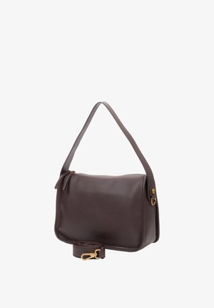 Brązowa skórzana torebka o gładkiej fakturze, wyposażona w górne zamknięcie na zamek, regulowany pasek oraz ozdoby w kolorze złotym.