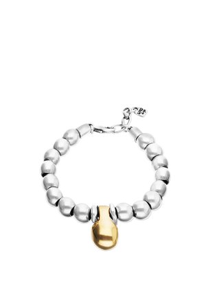 Pulsera de cuentas plateadas con un colgante en forma de lágrima dorada y un cierre de langosta con una pequeña etiqueta adjunta.