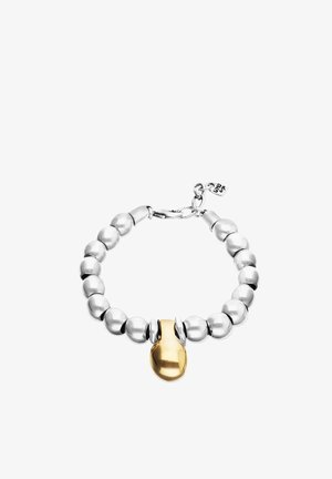 Bracelet en argent avec perles et un pendentif en forme de goutte dorée, fermeture à fermoir mousqueton avec une petite étiquette attachée.