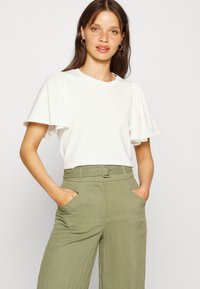 VILA Petite VIWILDA MAE DETAIL WIDE PANTS - Calças - four leaf clover