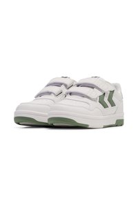 Weiße Sneakers mit grünen Akzenten, aus synthetischem Material, im Low-Top-Design, mit zwei Klettverschlüssen und perforierten Details.