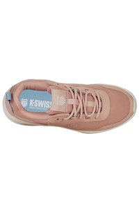 Světle růžové síťované tenisky s kulatou špičkou, kontrastní modrou vnitřní stélkou a bílou podrážkou. Mají šněrování a boční logo.