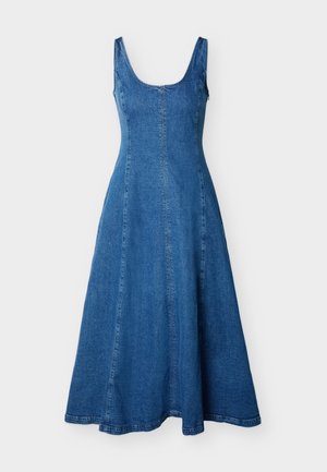 Μπλε denim αμάνικο φόρεμα με στρογγυλή λαιμόκοψη, εφαρμοστό πάνω μέρος και φουσκωτή φούστα σε σχήμα Α, παρουσιασμένο σε απλό λευκό φόντο.