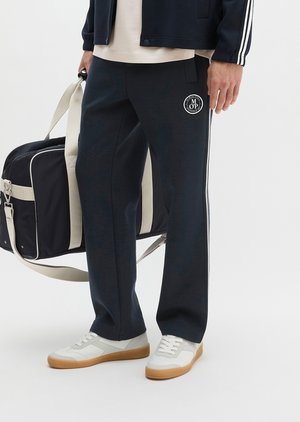 Marc O'Polo MOP CLUB '67 TRAINER PANTS, SCUBA - Παντελόνι φόρμας - dark navy