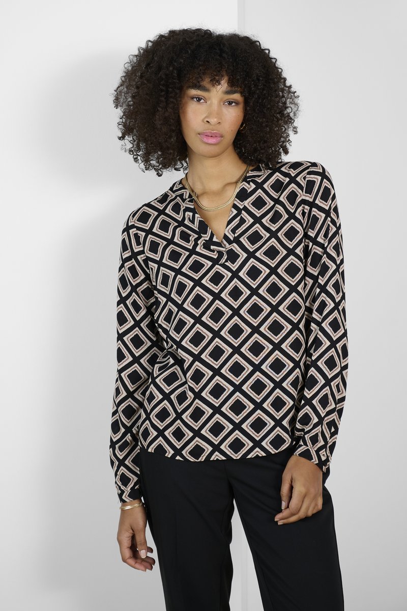 Langarmbluse in Schwarz mit einem geometrischen Diamantenmuster in Creme und Pfirsich, mit einem V-Ausschnitt und seidiger Textur.