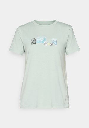 Lys grøn bomulds-T-shirt med et grafisk print af forskellige naturscener på brystet, med rund hals og korte ærmer.