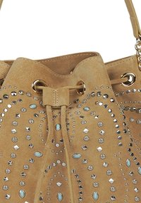 Bolso de ante marrón con tachuelas metálicas y piedras en diversas formas. Cierre de cordón con acentos de hardware en tono dorado.
