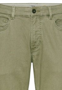 Khaki katoenen broek heeft een klassieke vijf-pocketontwerp, een ritssluiting en een enkele knoopsluiting met subtiele stikseldetails.