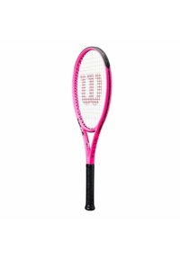Wilson tennisracket met een roze frame, zwarte greep en witte snaren. Heeft een prominent logo op de schacht en een licht taps toelopend ontwerp.