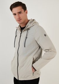 Buratti SLIM FIT - Lengva striukė - stone