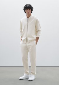 Massimo Dutti JOGGER FIT - Jogginghose - beige