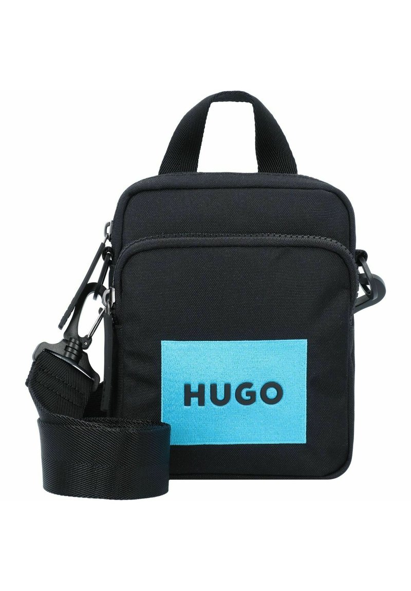 Borsa a tracolla in tessuto nero con un logo quadrato blu con la scritta "HUGO." Dotata di tracolla regolabile e manico superiore. Tasca frontale con zip.