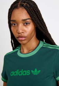 adidas Originals GRAPHIC BADGE SLIM 3-STRIPES - Triko s potiskem - mineral green