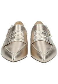 Metaliczne złote loafersy z wąskim noskiem, z szerokim paskiem na wierzchu i dekoracyjnym zapięciem z boku. Gładka tekstura.