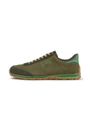 Baskets basses en daim vert olive avec lacets marron clair, bordure de semelle verte, semelle extérieure marron texturée et logo vert sur le côté.