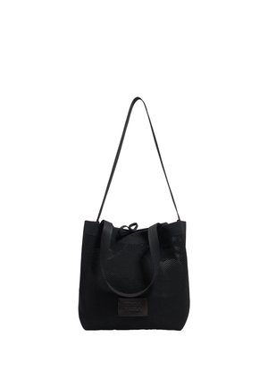 Bolsa de malla negra con dos asas, que presenta un cierre superior de cordón y una etiqueta rectangular marrón en la parte delantera.