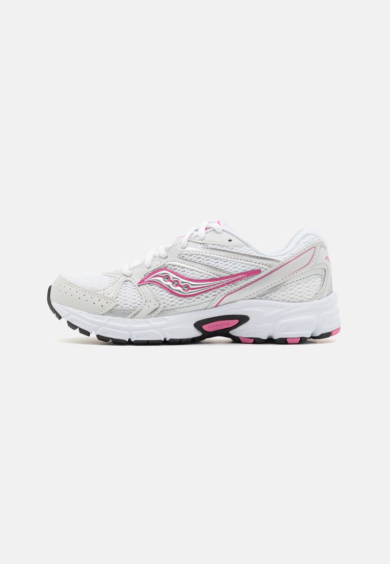 Scarpa da ginnastica bianca con accenti rosa, tomaia in rete, colletto imbottito e suola testurizzata per la presa. Presenta dettagli con logo e chiusura con lacci.