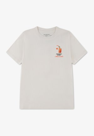 Hvid t-shirt med korte ærmer med lille fronttryk af en kirsebærdrink, hjerte og teksten "Cherry Girl Abercrombie" på venstre bryst.