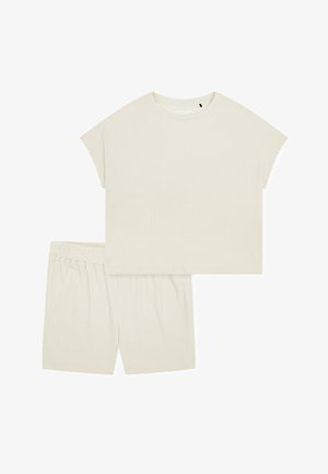 Top de manga corta color crema con corte cuadrado y pantalones cortos a juego con cintura elástica, confeccionados en una tela ligera y texturizada.