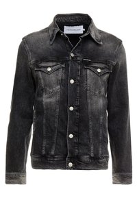 Svart denimjacka med klassisk design, som har två bröstfickor, silverfärgade knappar och en lätt urblekt textur.