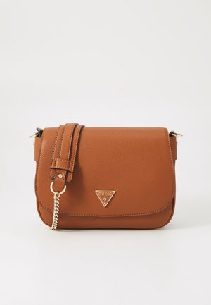 Sac bandoulière en cuir marron avec sangle ajustable, détail chaîne dorée et petit logo triangulaire Guess sur le rabat avant.