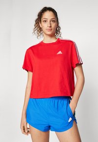 adidas Sportswear ESSENTIALS 3 STRIPES SINGLE CROPPED - Potiskana majica - better scarlet