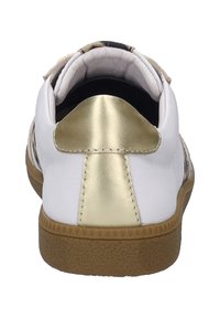 Weiße Sneaker mit einem strukturierten goldenen Fersenakzent, verfügen über ein glattes Obermaterial, eine weiche Innenausstattung und eine gummierte Sohle mit niedrigem Profil.