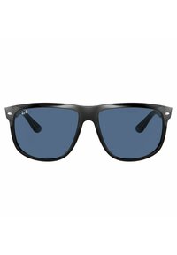 Occhiali da sole con montatura in plastica nera e lenti quadrate; lenti oscurate di blu scuro; logo Ray-Ban nell'angolo superiore sinistro della lente; design elegante con angoli pronunciati.