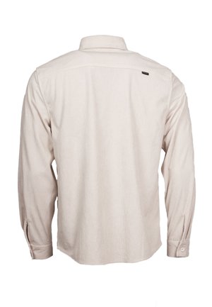 Beige langærmet herreskjorte med knapmanchetter, søm på rygstykket og lille sort mærkeseddel nær højre skulder.