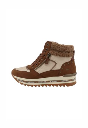 Baskets montantes marron et crème avec un col en fourrure, en suède texturé, zip sur le côté et semelle en caoutchouc. Présente la marque "MUSTANG" le long de la semelle.