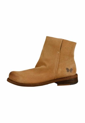 Botte cheville en suède tan avec un bout arrondi, un talon bas empilé et un emblème de papillon sur le côté extérieur. Texture douce et design simple.