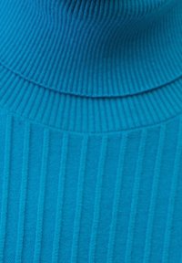 Turkooizen ribgebreide coltrui met een hoge, gestructureerde kraag en een verticaal streeppatroon over het hele lichaam. Zachte stof.