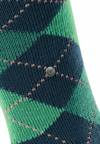 Calzino lavorato a maglia con un motivo geometrico blu navy e verde, dettagli in ricamo rosa e un'etichetta del marchio in argento attaccata.