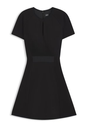 Fekete, testhez simuló és bővülő szabású ruha rövid ujjakkal, az elején kulcslyuk részlettel és kontrasztos derékpánttal. Simogató anyagból készült, elegáns sziluettel.