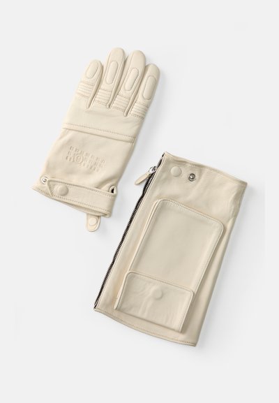 Baltas odinis pirštinės su sustiprintu siuvimu ir keturiais pirštais, šalia yra suderinta pirštinių dėžutė su užtrauktuku ir spaustuku.