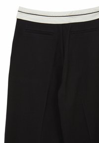 Pantaloni neri con una vita bianca decorata da cuciture. Inclusi due taschini posteriori e una vestibilità sartoriale per una silhouette ben strutturata.
