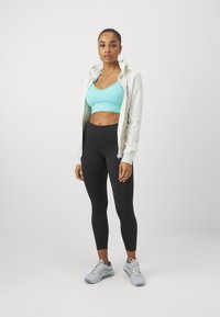 Reebok Lukuga pusa - chalk mélange