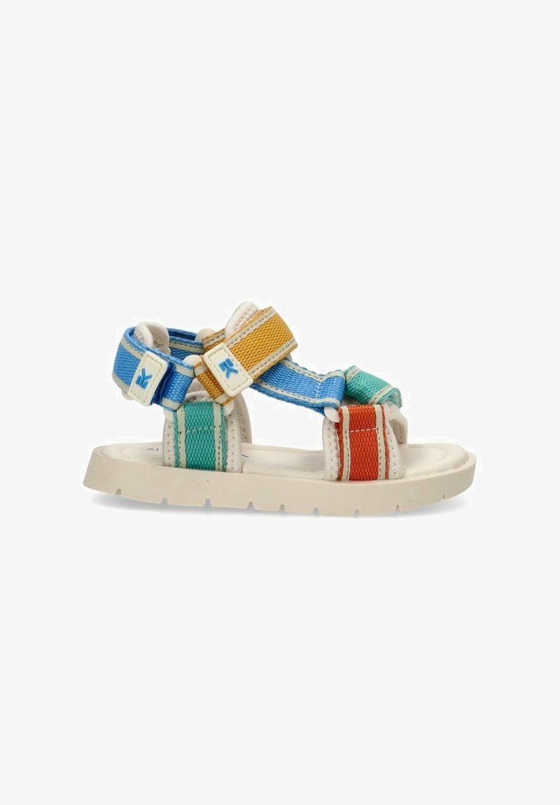 Sandalias infantiles coloridas con correas ajustables en azul, verde, naranja y amarillo. Suela de goma, parte superior de tela con un acabado texturizado.