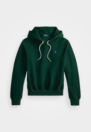 Groene hoodie van zacht materiaal, met een kangoeroezak, witte trekkoorden en een klein paars logo op de borst.