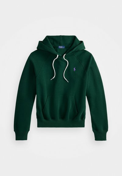 Groene hoodie van zacht materiaal, met een kangoeroezak, witte trekkoorden en een klein paars logo op de borst.