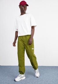 The North Face EASY WIND PANT - Treniņtērpa apakšdaļas - forest olive