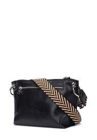 Czarna skórzana torebka z paskiem w wzór chevron w kolorze żółtym, białym i brązowym. Posiada srebrne okucia oraz zamek błyskawiczny z przodu.