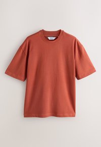 Rozsda színű póló anyagból, rövid ujjakkal, kerek nyakkivágással és laza szabással. Egyenes szegély minták vagy díszítések nélkül.